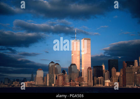 Vintage 1988 Vue de Lower Manhattan Skyline avec deux tours jumelles de World Trade Center, NEW YORK, USA Banque D'Images