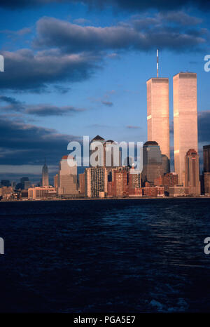 Vintage 1988 Vue de Lower Manhattan Skyline avec deux tours jumelles de World Trade Center, NEW YORK, USA Banque D'Images