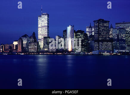 Vintage 1988 Vue de Lower Manhattan Skyline avec deux tours jumelles de World Trade Center, NEW YORK, USA Banque D'Images