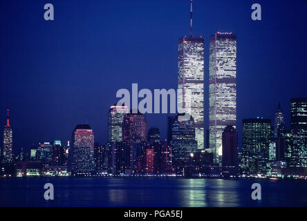 Vintage 1988 Vue de Lower Manhattan Skyline avec deux tours jumelles de World Trade Center, NEW YORK, USA Banque D'Images