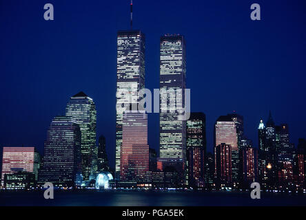 Vintage 1989 Vue sur Lower Manhattan Skyline avec deux tours jumelles de World Trade Center, NEW YORK, USA Banque D'Images