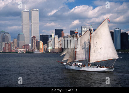 Vue 1996 vintage, la voile en Harborf New York Manhattan Skyline avec deux tours jumelles de World Trade Center, NEW YORK, USA Banque D'Images