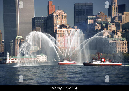 Vintage 1988 Avis de FDNY Fireboat pulvériser de l'eau avec le bas Manhattan Skyline avec deux tours jumelles de World Trade Center, NEW YORK, USA Banque D'Images