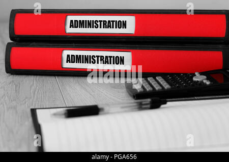 Dossiers rouge avec écrit l'administration sur l'étiquette sur un bureau avec couleur sélective Banque D'Images
