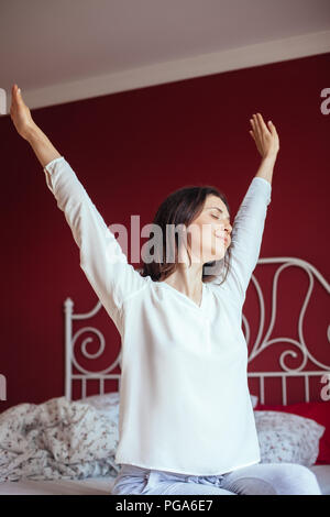 Portrait de jolie femme qui s'étend au lit après service. Bon matin concept Banque D'Images