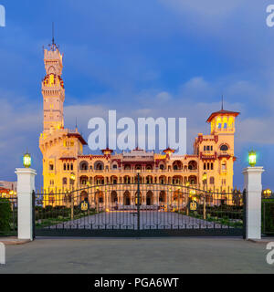 Vue de la façade de palais royal à Montaza parc public de nuit, Alexandria, Egypte Banque D'Images