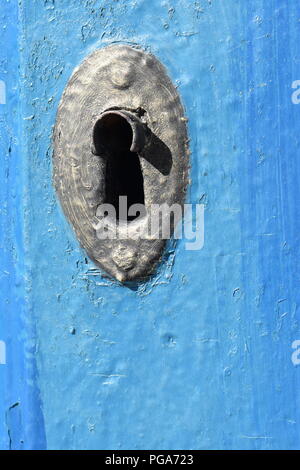 L'Espagne, l'Andalousie, la sécurité à l'ancienne.Simple main faite portes de meubles. La simplicité est magnifique et les propriétaires étaient très en sécurité à la maison. Banque D'Images