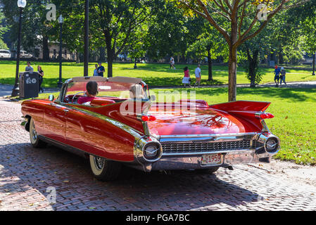 1959 Cadillac Eldorado Convertible traverse Boston Common, Boston, Massachusetts, USA Banque D'Images