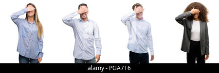 Équipe d'hommes et de femmes d'sourire et rire avec la main sur le visage pour les yeux pour une surprise. Concept aveugle. Banque D'Images