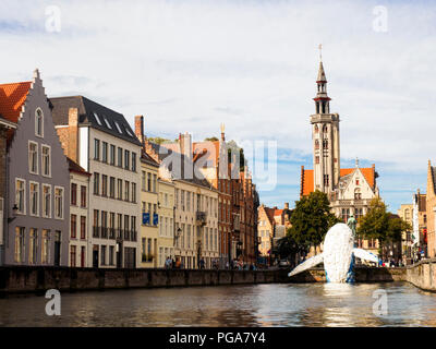 Gratte-ciel (la baleine) Bruges par Studio KCA (USA) est une sculpture géante, construite à partir de déchets dans le cadre de l'examen triennal pour l'Art contemporain et architecture intitulée "Liquid City', un parcours artistique à travers le cœur de la ville historique. Le thème central est la ville de liquide - Bruges, Belgique Banque D'Images