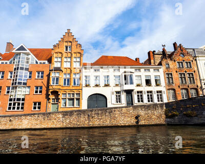 Façades de maisons de la rue le long du canal spiegelrei - Bruges, Belgique Banque D'Images