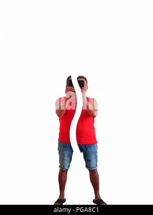 L'homme en face d'un split mirror fait un selfies Banque D'Images