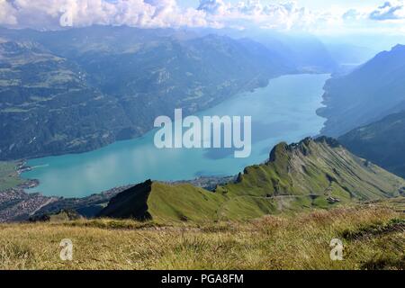 Female Hiker surplombant le lac de Brienz dans les montagnes suisses - Module de finition Sentier Hardergrat Banque D'Images