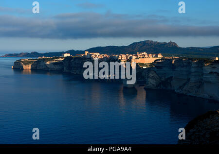 Côte Rocheuse et de la vieille ville de Bonifacio dans le soleil du matin, Bonifacio, Corse, France Banque D'Images