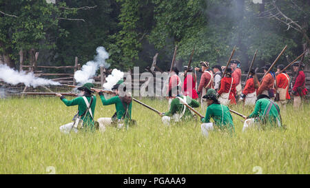 MCCONNELLS, SC (USA) - le 14 juillet 2018 : la guerre révolutionnaire dans les uniformes britanniques reconstitueurs recréer la bataille de Huck's défaite à Historic Brattonsville Banque D'Images