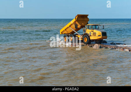 L'équipement de construction sur la rive, la construction de brise-lames, des mesures de protection du littoral Banque D'Images