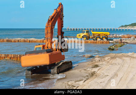 L'équipement de construction sur la rive, la construction de brise-lames, des mesures de protection du littoral Banque D'Images