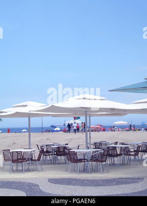 Des tables et des chaises, de la plage, l'avenue Atlântica, Copacabana, Rio de Janeiro, Brésil Banque D'Images