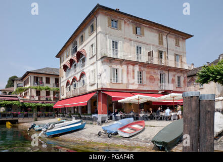 Partie de la façade avec lakefront Ristorante Venus par bateaux des sections locales s'arrêta sur la plage en pierre d'Orta San Giulio, considéré comme l'un des plus être Banque D'Images