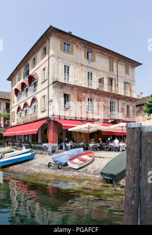 Partie de l'lakefront montrant Ristorante venus en bateaux des sections locales s'arrêta sur la plage en pierre d'Orta San Giulio, considéré comme l'un des plus Banque D'Images