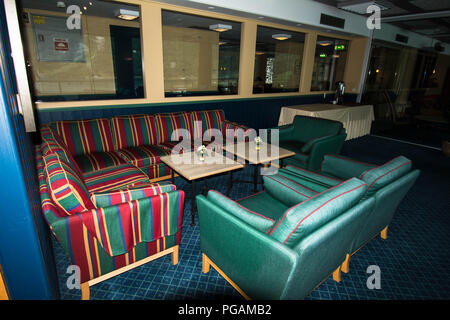 Hôtel à Geiranger Norvège rayures rayures vertes chaises chaise lignes chics couleur intérieur salle à manger salon fauteuils canapé canapé rouge jaune orange Banque D'Images