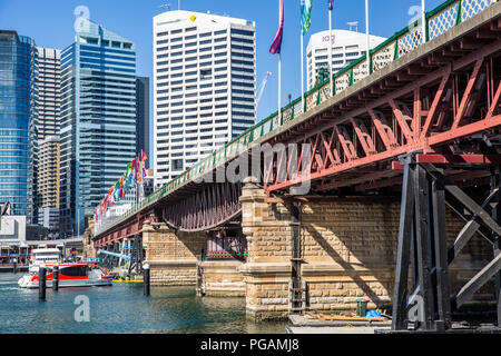 Pyrmont Bridge de Sydney Darling Harbour, avec des toits de la ville, Sydney, Australie Banque D'Images