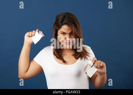 Jeune femme normale ex-petit ami photo isolé sur fond bleu studio Banque D'Images