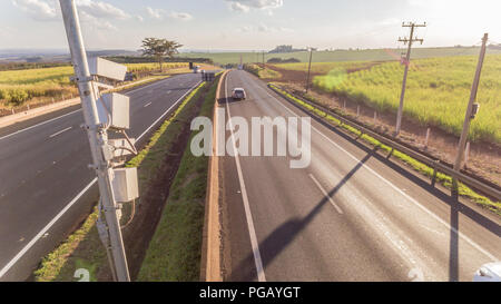 Les radars de vitesse dans l'appareil photo avec l'application d'une route. Reconnaissance automatique des plaques d'utilisé pour la détection des vitesses moyennes Banque D'Images