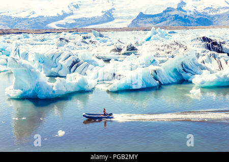 Yacht à voile La voile sur les eaux bleu azur entre les icebergs jokulsarlon blue lagoon Banque D'Images