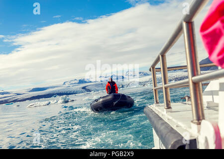 Yacht à voile La voile sur les eaux bleu azur entre les icebergs jokulsarlon blue lagoon Banque D'Images