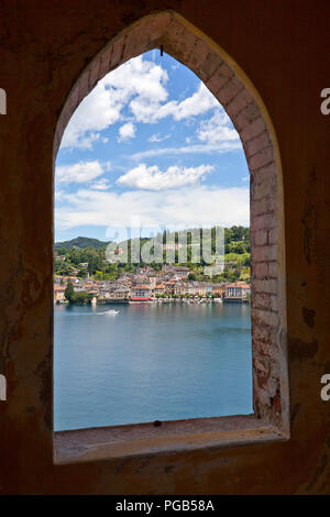 Voir d'Orta San Giulio de Isola San Giulio, lac d'Orta, Lombardie, Italie. Banque D'Images