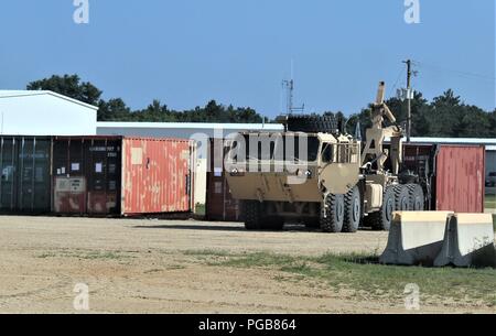 Des soldats à Fort McCoy, au Wisconsin, pour la 86e Division de formation Soutien au combat de l'exercice de formation 86-18-02 prêt pour le transport des conteneurs de fret, 23 août 2018, à l'installation. La 86e tenue l'exercice dans le cadre de la réserve de l'Armée américaine du général commandant l'appui tactique Programme de formation. Des milliers de membres de service avec l'armée ainsi que d'autres services militaires et les militaires étrangers participent à l'exercice multinational, notamment Canadian armed forces membres. CSTX 86-18-02 est le second des deux CSTXs par la 86e lieu à Fort McCoy cette année. (U.S. Photo de l'Armée de Scott T Banque D'Images