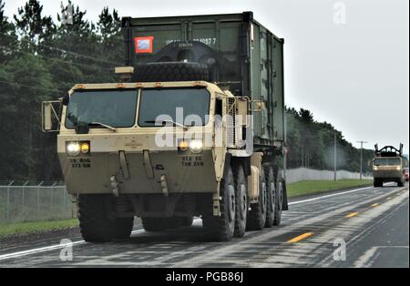 Des soldats à Fort McCoy, au Wisconsin, pour la 86e Division de formation Soutien au combat de l'exercice de formation 86-18-02 dur dans un convoi de véhicules militaires le 21 août 2018, à l'installation. La 86e tenue l'exercice dans le cadre de la réserve de l'Armée américaine du général commandant l'appui tactique Programme de formation. Des milliers de membres de service avec l'armée ainsi que d'autres services militaires et les militaires étrangers participent à l'exercice multinational, notamment Canadian armed forces membres. CSTX 86-18-02 est le second des deux CSTXs par la 86e lieu à Fort McCoy cette année. (U.S. Photo de l'Armée de Scott Banque D'Images