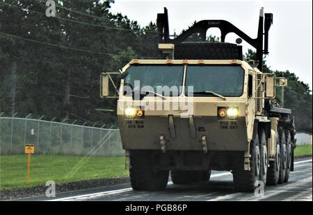 Des soldats à Fort McCoy, au Wisconsin, pour la 86e Division de formation Soutien au combat de l'exercice de formation 86-18-02 conduire un véhicule militaire dans le cadre d'un convoi le 21 août 2018, à l'installation. La 86e tenue l'exercice dans le cadre de la réserve de l'Armée américaine du général commandant l'appui tactique Programme de formation. Des milliers de membres de service avec l'armée ainsi que d'autres services militaires et les militaires étrangers participent à l'exercice multinational, notamment Canadian armed forces membres. CSTX 86-18-02 est le second des deux CSTXs par la 86e lieu à Fort McCoy cette année. (U.S. Photo de l'armée Banque D'Images