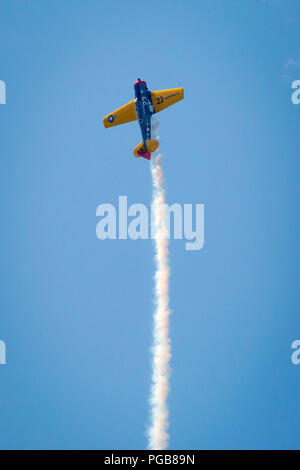 Jim Beasley Jr., de la Force aérienne, membre fondateur de la Fondation Vol/pilote, vole son SNJ-5 Texan au 2018 Atlantic City International Airshow "16e Congrès annuel de la promenade Thunder over" à Atlantic City, N.J., le 22 août, 2018. Le SNJ-5 est une variante du T-6 Texan d'avions d'entraînement avancé utilisé pour former les pilotes de la Seconde Guerre mondiale jusqu'aux années 1970. La Garde nationale (New Jersey photo par Mark C. Olsen) Banque D'Images