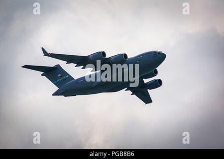Un U.S. Air Force C-17 Globemaster III avec la 436e Escadre de transport aérien, situé à Dover Air Force Base, Del., effectue un vol aérien au cours de l'Atlantic City International Airshow 2018 "16e Congrès annuel de la promenade Thunder over" à Atlantic City, N.J., le 22 août, 2018. La Garde nationale (New Jersey photo par Mark C. Olsen) Banque D'Images