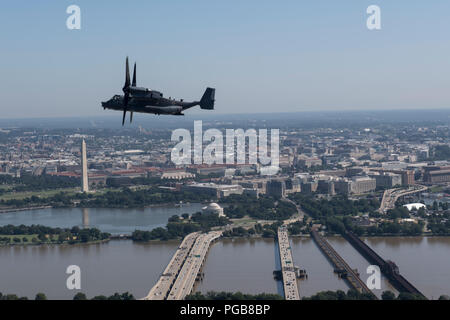 Un AC-130U Spooky de combat, MC-130H Combat Talon II et deux CV-22 Osprey avion à rotors basculants affecté à la 1ère Escadre d'opérations spéciales, Hurlburt Field, en Floride, volent au-dessus de l'Air Force Memorial, le 24 août 2018, à Arlington, en Virginie. L'autopont a été effectuée au cours d'une cérémonie en l'honneur de la Force aérienne des États-Unis Tech. Le Sgt. John Chapman, un contrôleur spécial combat tactique, qui a reçu à titre posthume la Médaille d'honneur pour son héroïsme extraordinaire pendant la bataille de Takur Ghar en mars 2002 lors d'un déploiement en Afghanistan. Chapman est le 19e homme à recevoir la médaille d'honneur et de l'Aviateur de première Banque D'Images