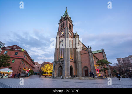 Cathédrale Myeongdong dans la ville de Séoul, Corée du Sud, au crépuscule. Banque D'Images