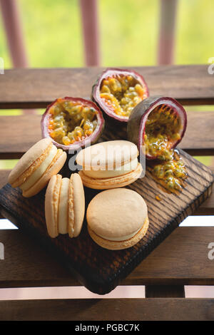 Macaron Pistache et français sur fond blanc Banque D'Images