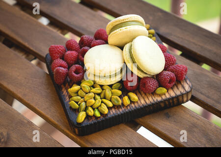 Macaron Pistache et français sur fond blanc Banque D'Images