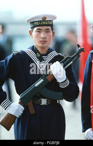 Un marin chinois, armé d'un fusil d'assaut Type 56, monte la garde lors d'une cérémonie de bienvenue offert en l'honneur de la première US Navy (USN) navires à se rendre en Chine en 40 ans. Banque D'Images