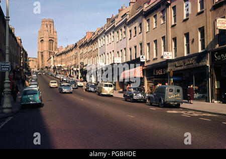 Années 1960, historique, vue sur Park Street, Bristol, Angleterre, Royaume-Uni, avec le monument commémoratif néo-gothique Willis au sommet. La construction de la rue, qui est sur une pente raide, a commencé en 1761 et est un des premiers exemples de terrasses uniformément étagées à flanc de colline. Banque D'Images