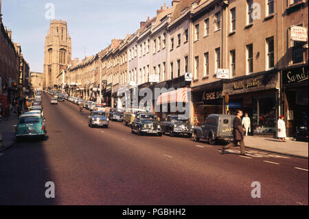 Années 1960, histroical, vue up Park street, Bristol, Angleterre, Royaume-Uni, avec le néo-gothique Willis memorial building en haut. La construction de la rue, qui est sur une forte pente, commencé en 1761 et est un exemple précoce d'épaulement de terrasses à flanc de manière uniforme. Banque D'Images