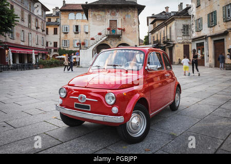 Un classique Fiat 500 voiture à Piazza Motta square, Orta San Giulio, Piémont, Italie. Banque D'Images