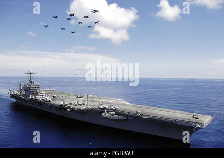 Dans la mer de Chine du Sud, la marine américaine (USN) classe Nimitz porte-avions USS ABRAHAM LINCOLN (CVN 72) et d'aéronefs affectés à Carrier Air Wing 2 (CVW-2) effectuer une démonstration aérienne. Banque D'Images