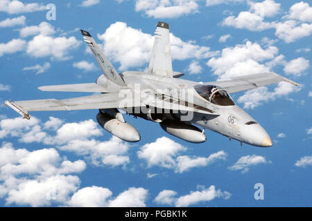 Corps des Marines des États-Unis (USMC) Le capitaine (CAPT) Kevin Reece, Marine Aviator pour Marine verticale Fighter Attack Squadron 212 (VMFA-212), les pilotes son F/A18 Hornet sur la mer de Chine du Sud Banque D'Images