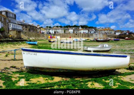 Bateau à rames en ZIM faible port Mousehole à marée basse,Cornwall, Angleterre, Royaume-Uni Banque D'Images