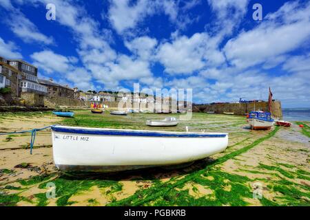 Bateau à rames en ZIM faible port Mousehole à marée basse,Cornwall, Angleterre, Royaume-Uni Banque D'Images