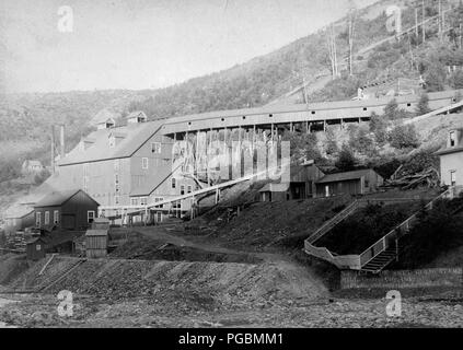 Grand mill ; cinq petits bâtiments de premier plan. Banque D'Images