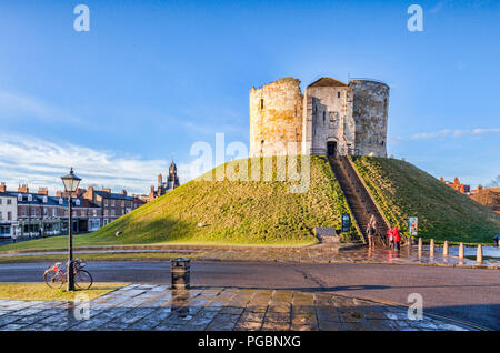 Après la neige, soleil Cliffords Tower, York, North Yorkshire, Angleterre, Royaume-Uni. Banque D'Images